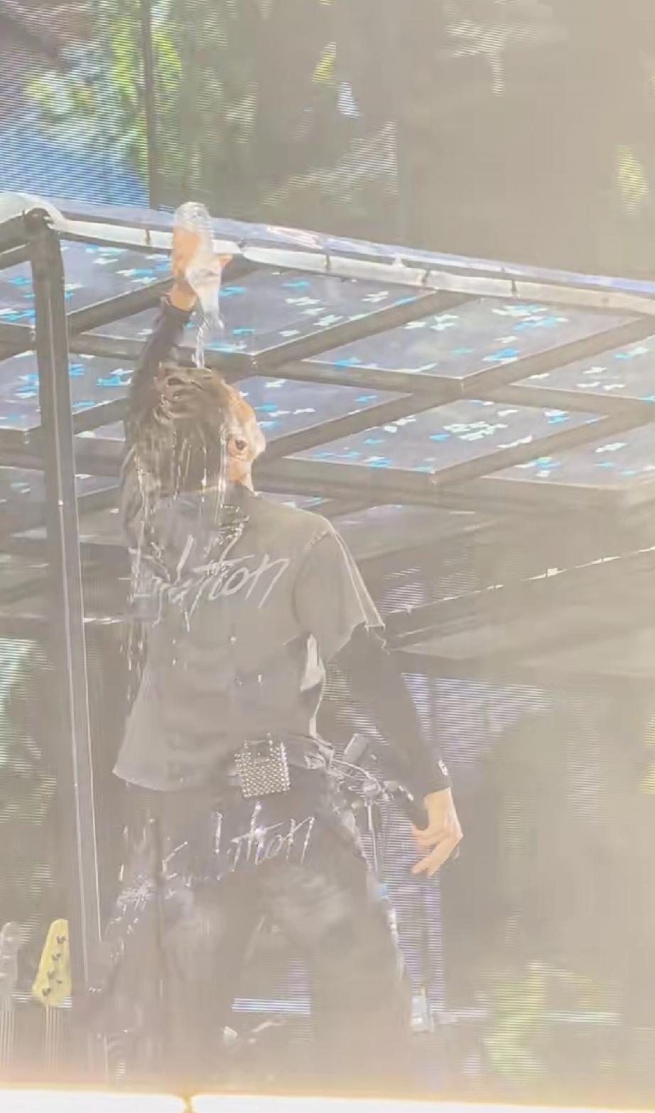 4月12日，谢霆锋武汉演唱会第2场耍酷失败，用矿泉水浇头，想证明自己身体很好不怕