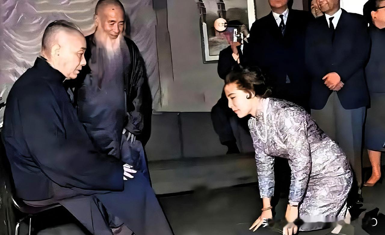 她肌肤白皙，容貌绝色出众，丰韵有致，在比自己年长30岁的丈夫张大千引荐下，郑重行