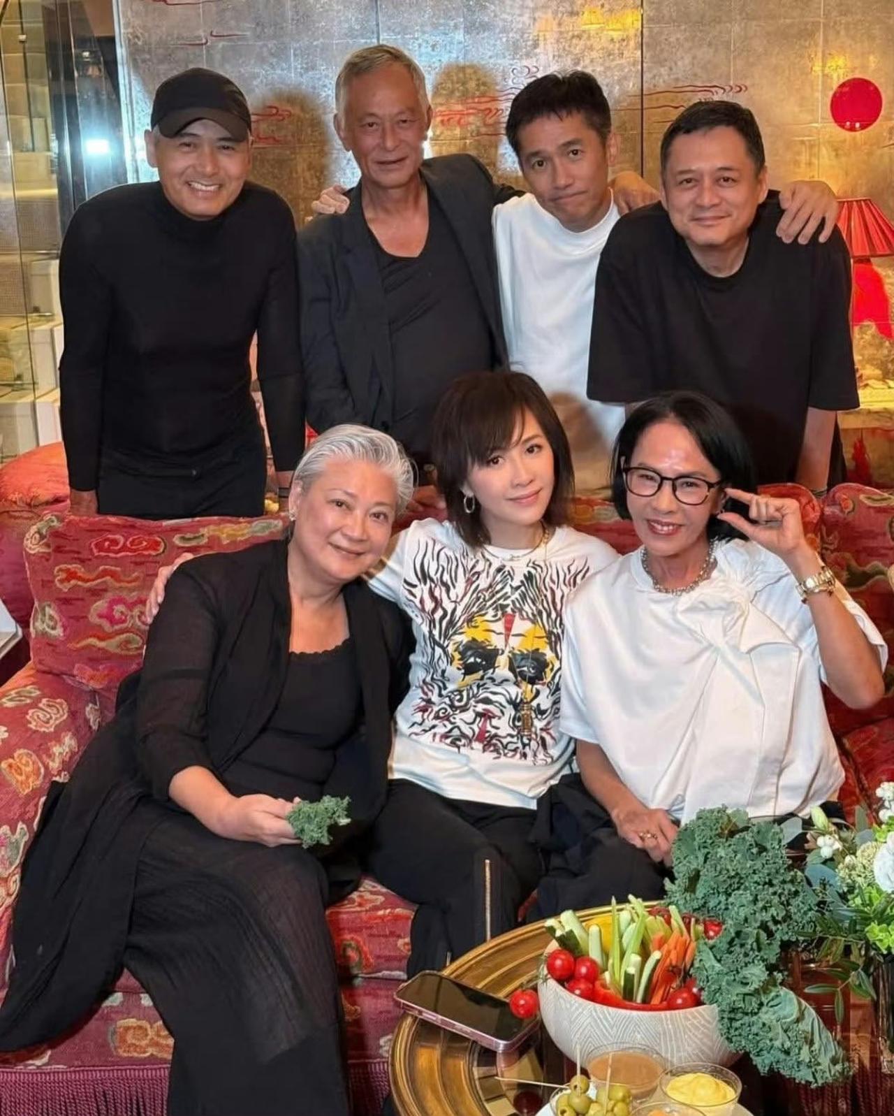 刘嘉玲邀请了一班朋友来家里开party，看到下面那张大合照，顿感唏嘘：黄金一代都