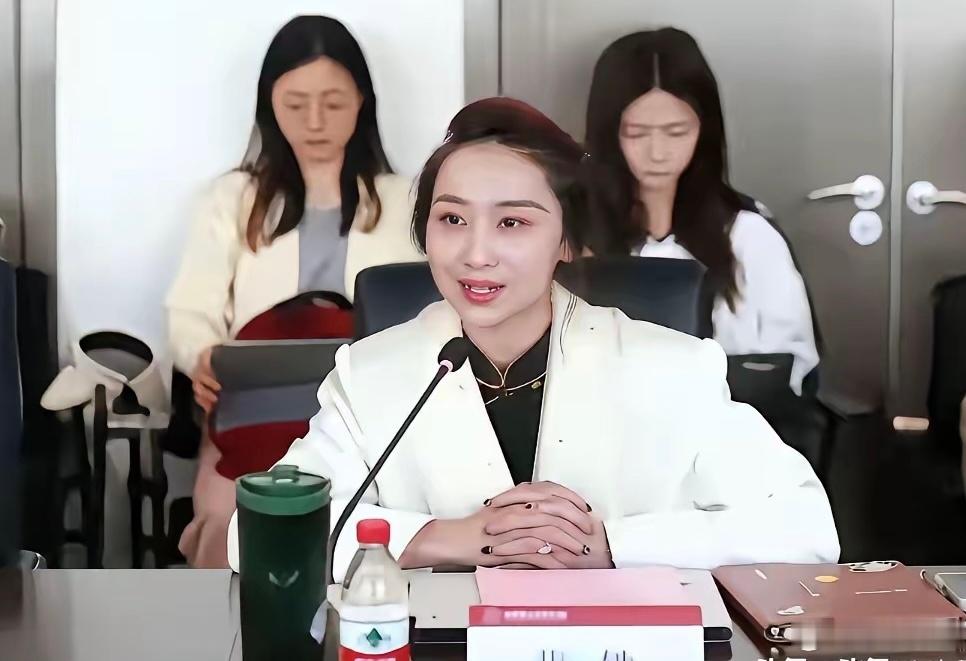 都在说北理工的裴轶教授漂亮，看了实拍笑了，这真的漂亮吗，也就4分吧。​​​