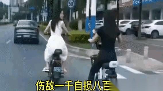 我今天算是开了眼了。俩姑娘，骑着小电驴，在马路上你一脚我一脚，真当自己是侠女，