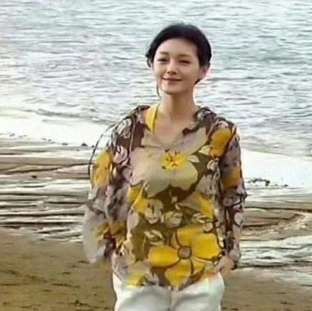 大S以前好像超喜欢这种风格的衣服，别人穿上是灾难，她穿上却超级美，绝了