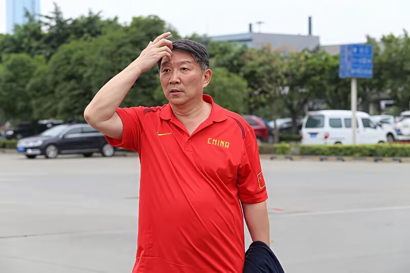 女篮奥运阵容引热议！宫鲁鸣该下课吗？李梦该留队吗？中国女篮的奥运备战还没启动，两大争议已炸开锅——不