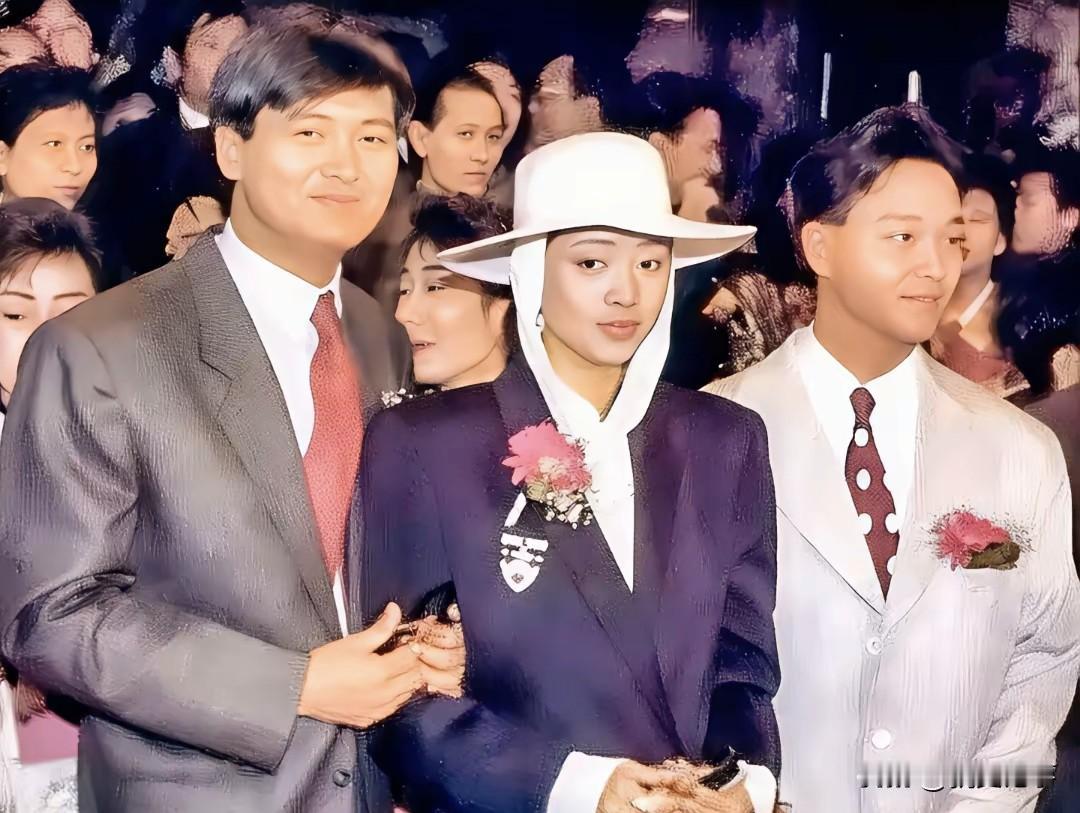 90年代，众多明星齐聚合影。画面左侧周润发西装笔挺，身形高大魁梧，浓眉亮眼，身姿