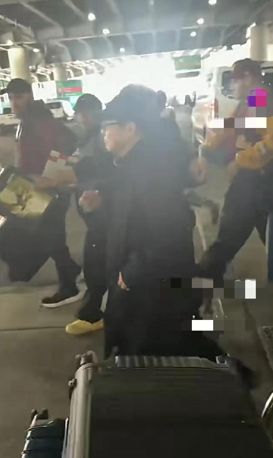 李连杰太难了，在美国纽约机场被外国粉丝围堵成这样，走也走不出来，还有人不停地索要