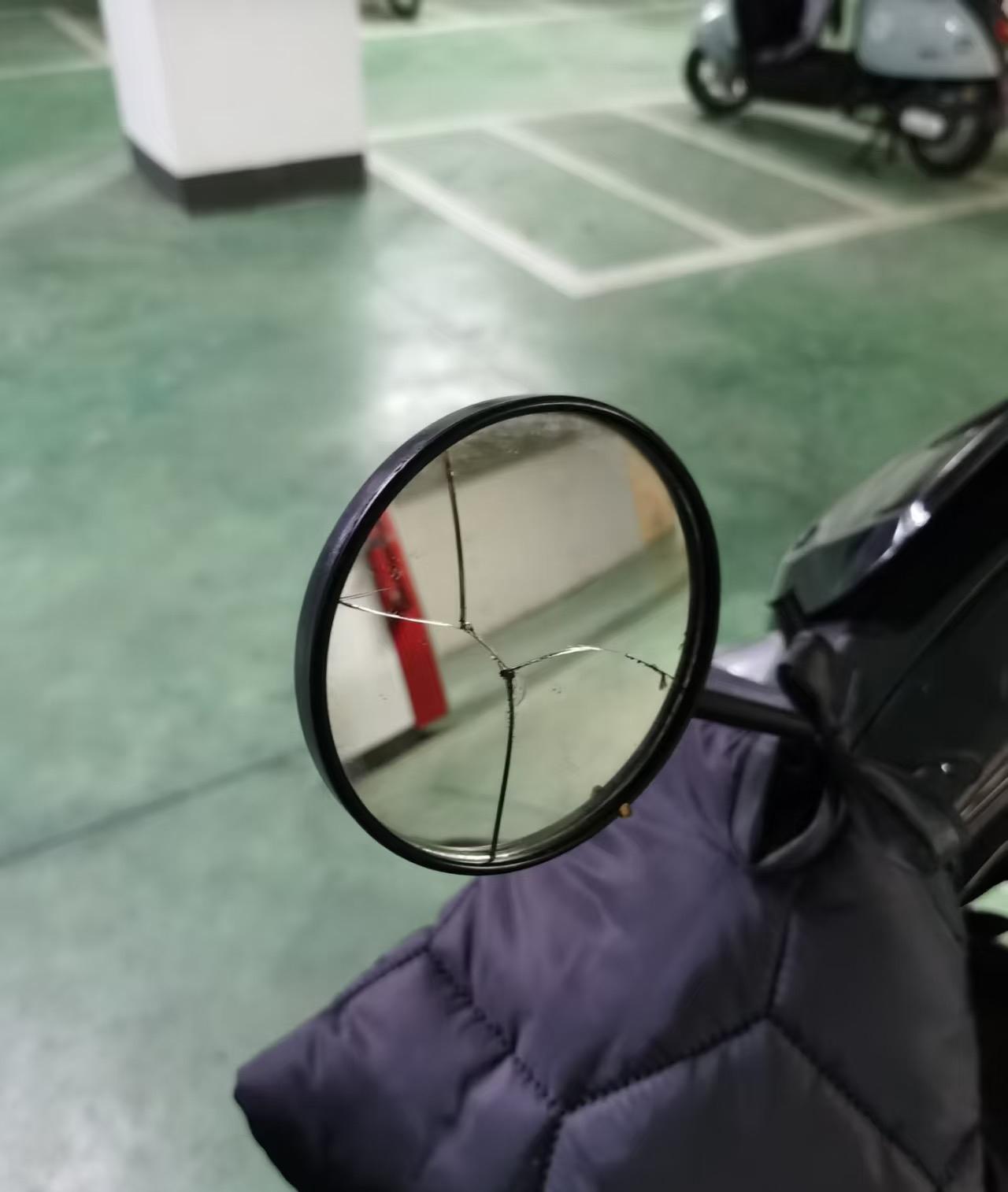 真没想到张雪峰的电动车竟然这么破旧。后视镜是碎的，挡风被是破的，接口处还用胶