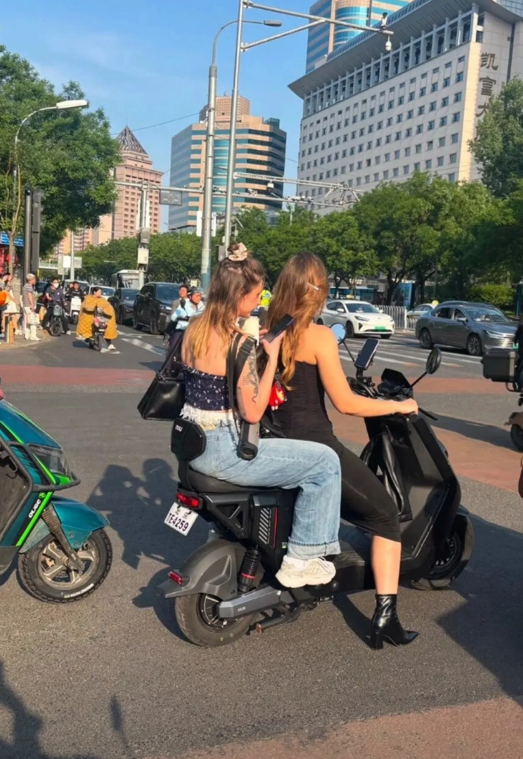 北京正在成为：电驴上的国际化在老家：电驴或许是“兜里没钱”的标志但北京的实用