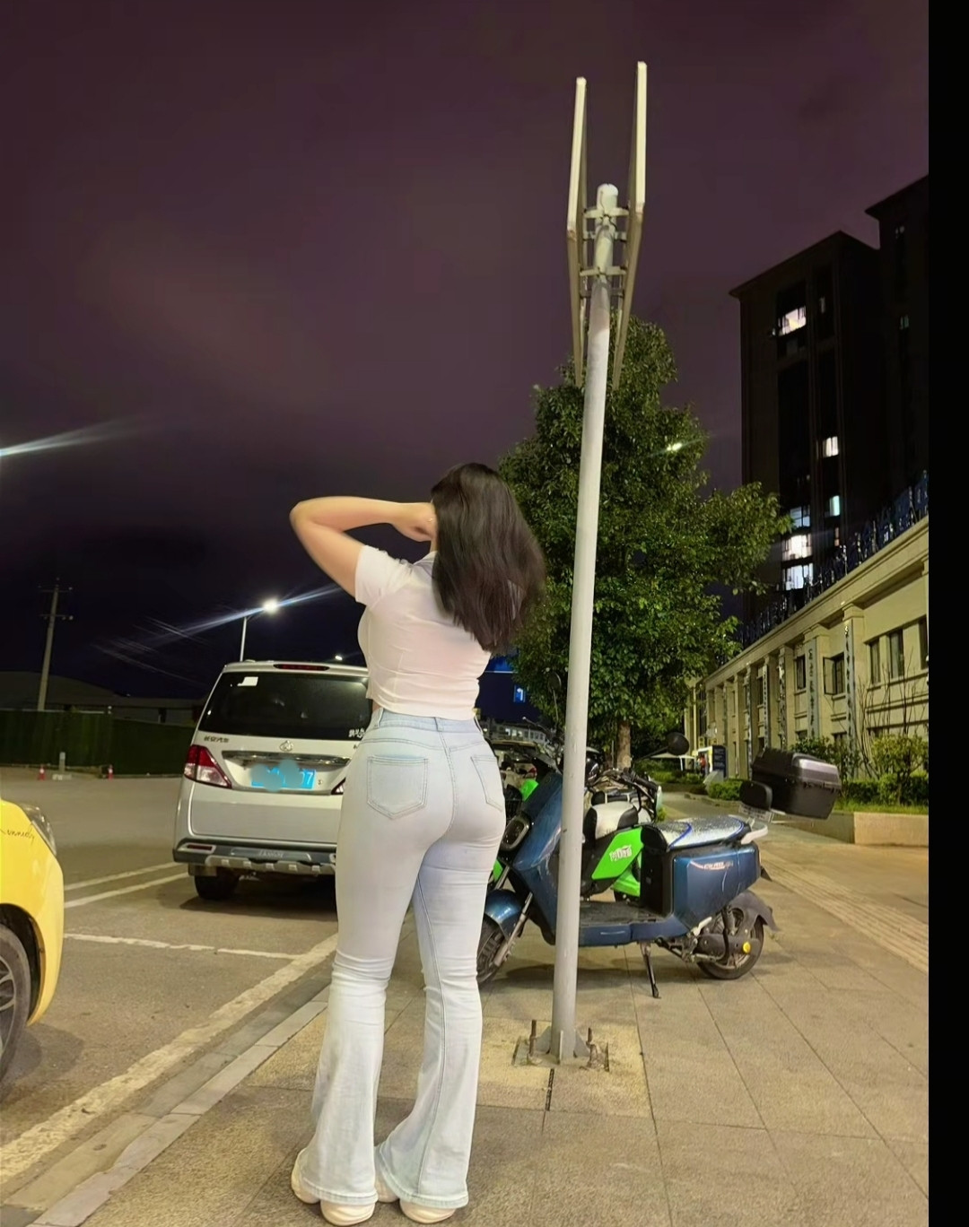 夜色下，晚风轻拂，在这城市一隅，享受独属于自己的静谧时刻，任思绪随晚风飘散。