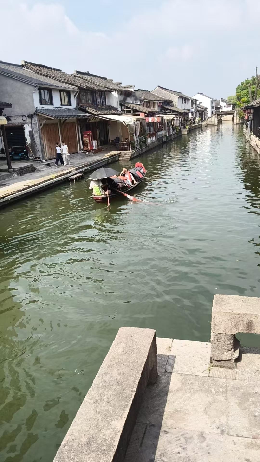 水乡古镇给人一种悠闲宁静的感觉！让你全身心的处于松弛状态，是休假旅游的一个很好的