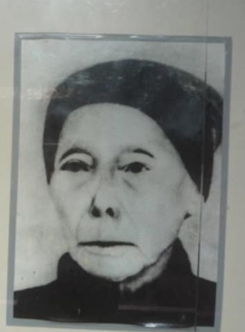 1933年，毛主席躲进了一位农妇的家中。当敌人搜查到这户人家时，农妇毫不犹豫地说