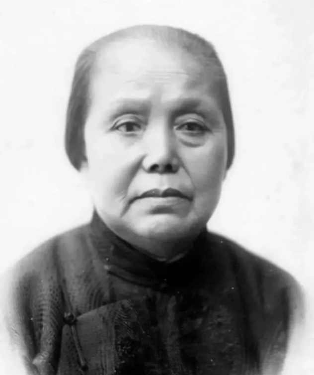 1915年，孙中山向发妻卢慕贞正式提出离婚，48岁的卢慕贞不哭不闹，只在信中回复