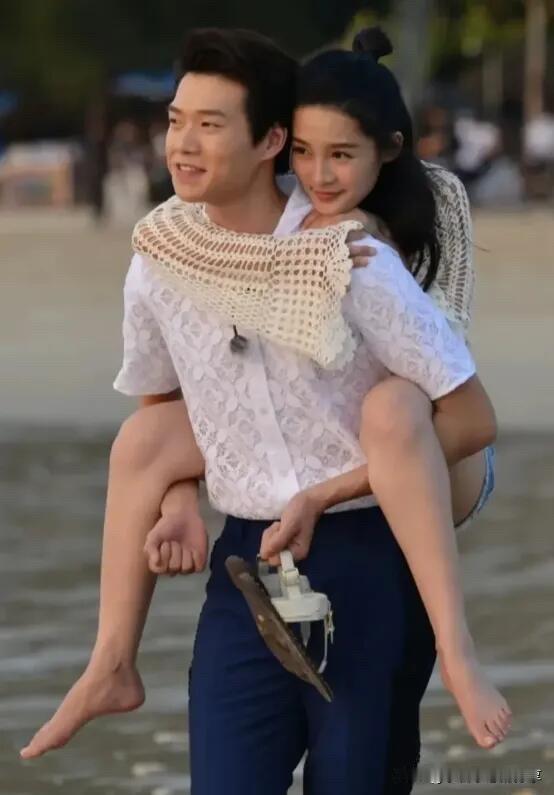 看了一下背着李沁的这一位男演员挺有绅士风度的，他的手放的位置挺好的，不知道他叫什