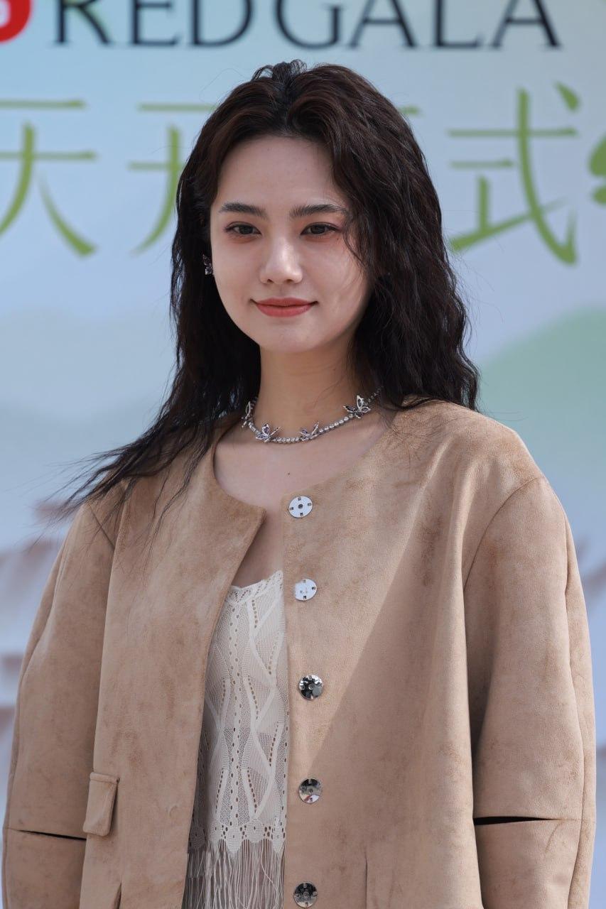 这姐生图比精修还能打？网友：内娱颜值终于不“诈骗”了谁懂啊！某活动现场抓拍