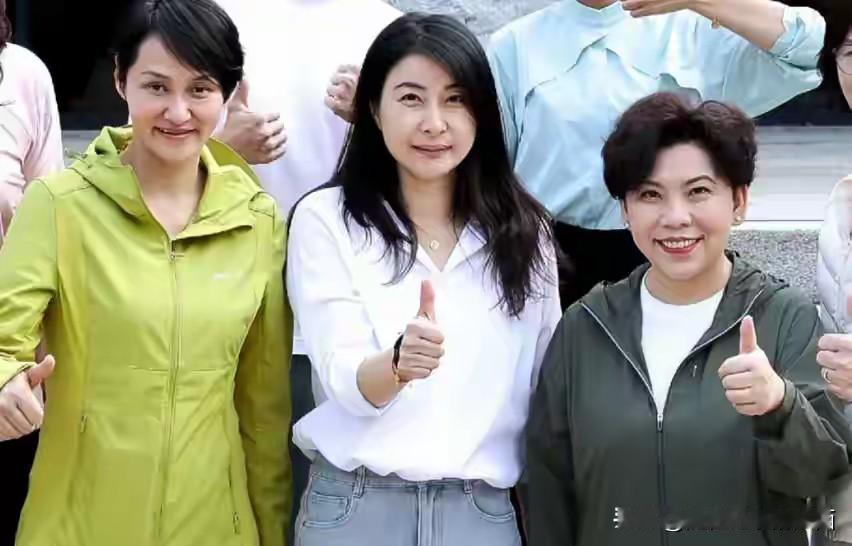 三位都是运动员里的佼佼者，中间的是气质俱佳的郭晶晶，右边是乒乓球冠军邓亚萍大家都
