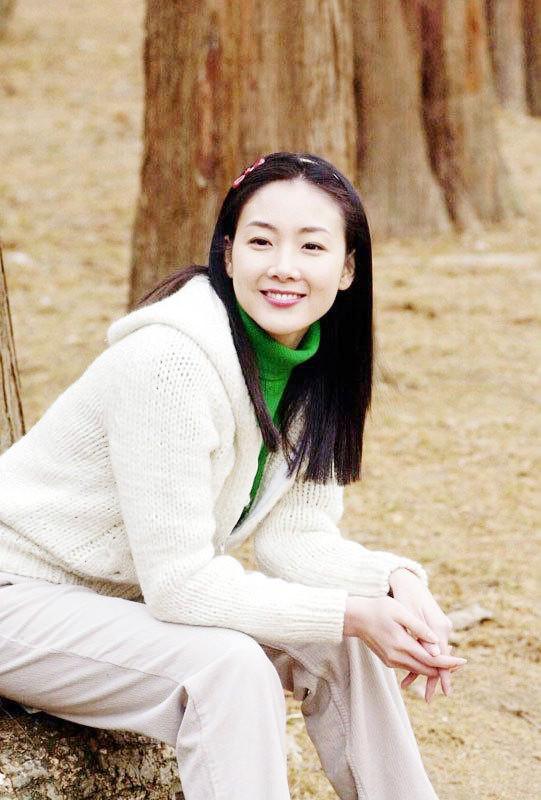 崔智友｜从韩流白月光到49岁辣妈，骨感穿搭+敢爱敢恨太圈粉“惟真，就算
