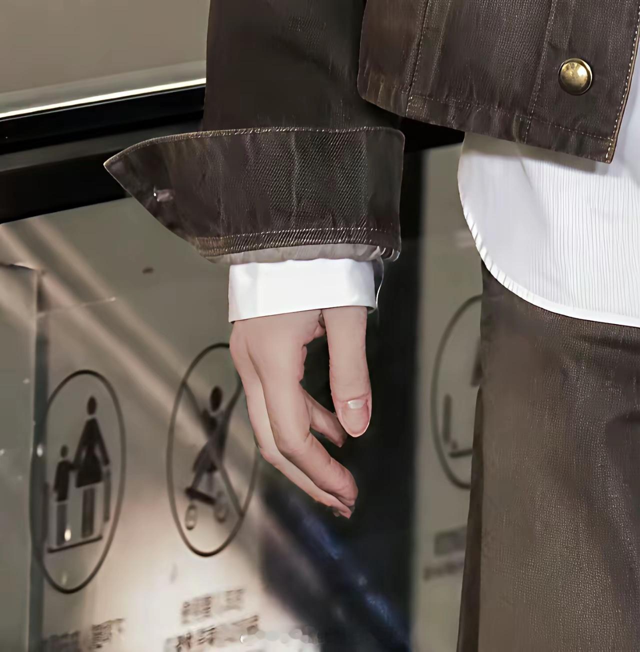 王楚钦有一双谦细的双手说实话大头皮肤可真够白的瞧瞧这双手比女生的还精细