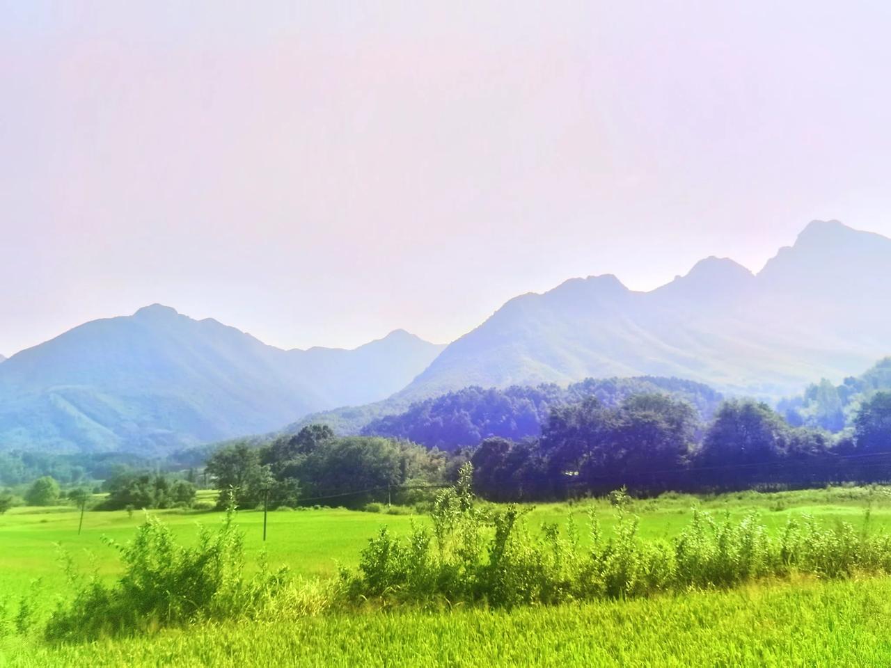 从乡下的公路边，眺望远方的山，层层叠叠，深深浅浅，高高低低，远远近近，错错落落，