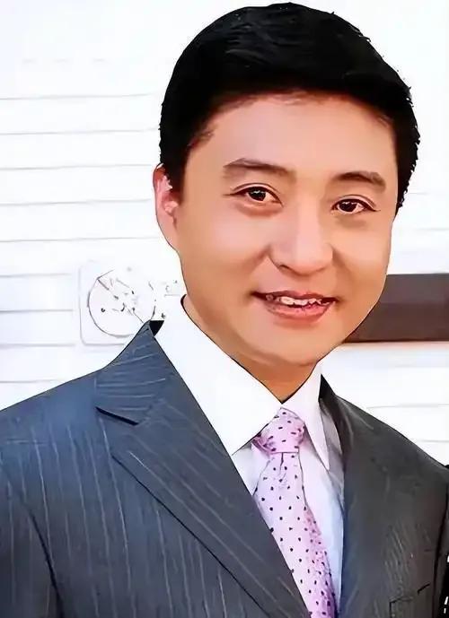 2021年河南暴雨时，周炜发布声援视频却未捐款，遭网友质疑后，他竟用“这辈子就是
