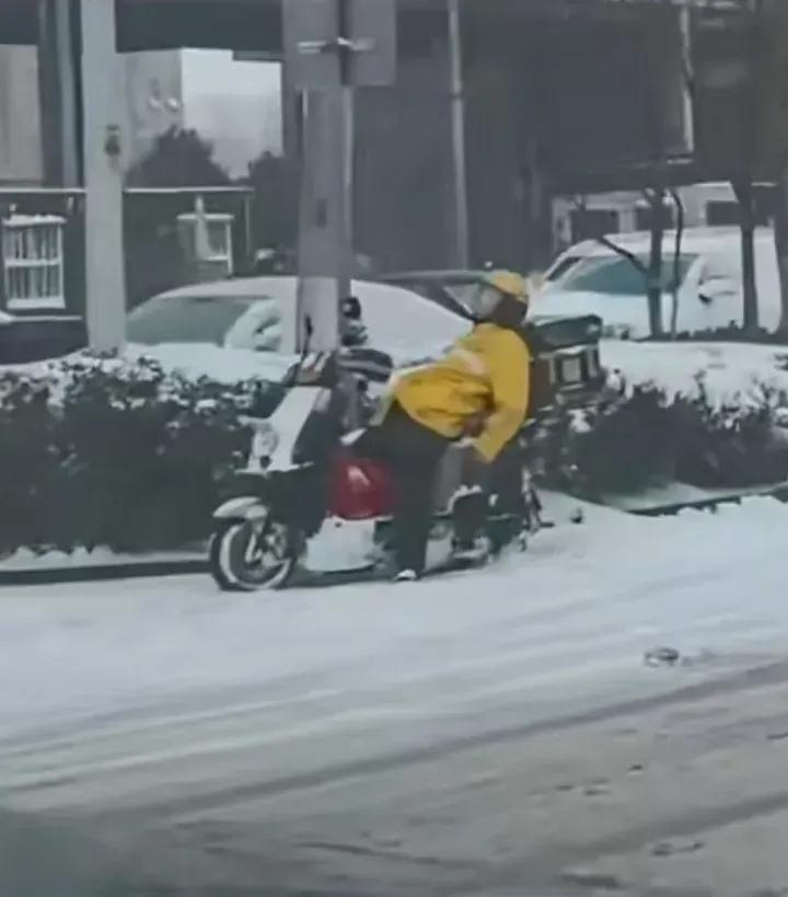 平台说济南这一外卖小哥在等倒车，你信吗？最近济南雪天，一外卖小哥在车上睡觉