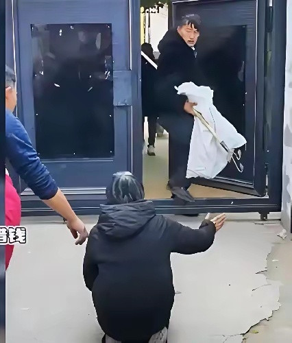 找大衣哥要钱的人，咋不找马云要呢