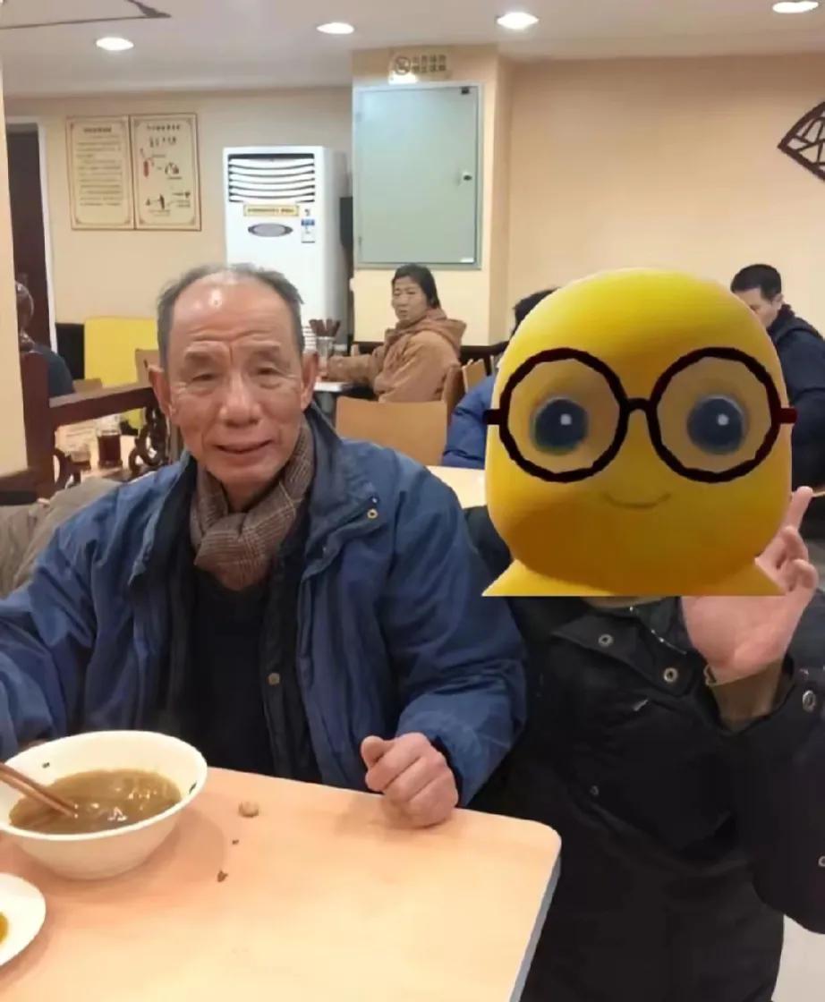 89岁魏宗万去世！早前小面馆就餐被偶遇，衣着朴素待人亲切魏宗万女儿受访证实，父