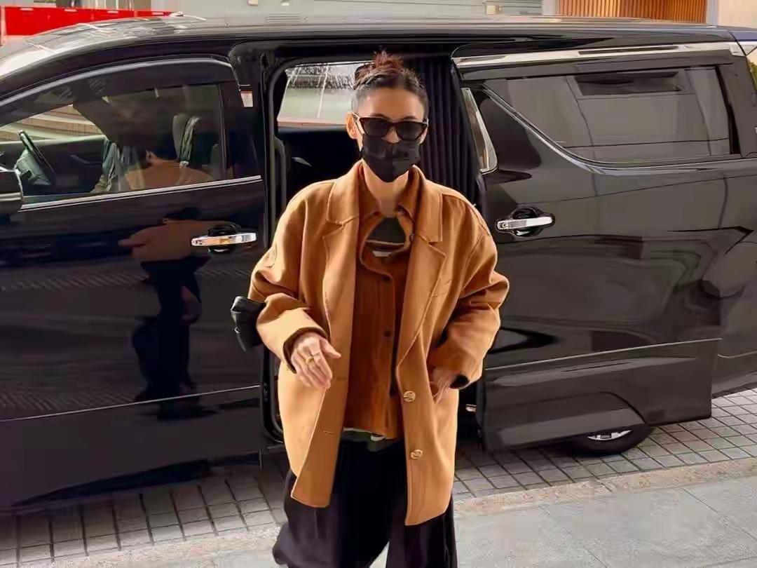 张柏芝法庭这一幕，真把“为母则刚”演活了！记者镜头里，她眼睛通红，声音发颤，反