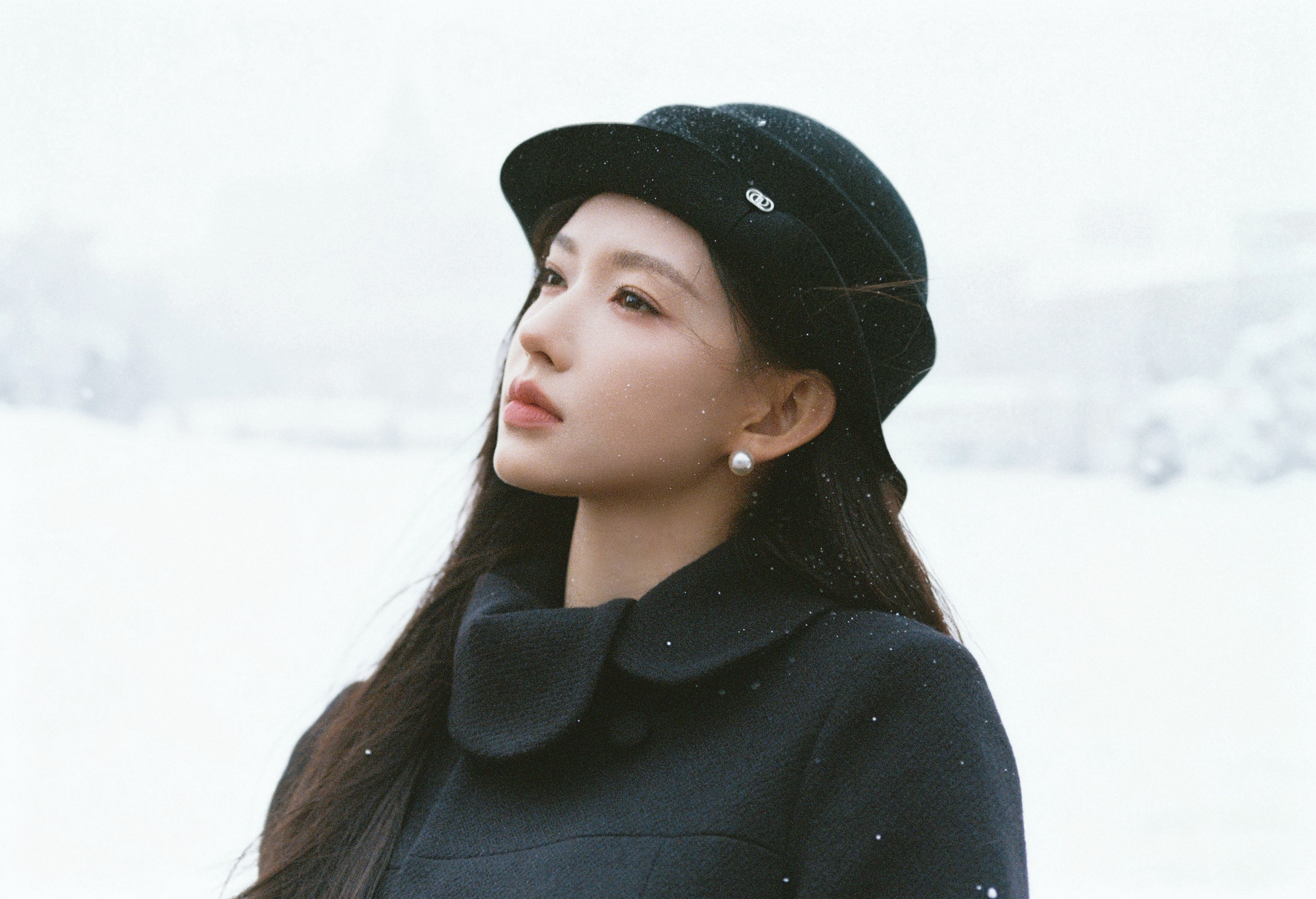 程潇雪落发间，是清冷与温柔的相遇。