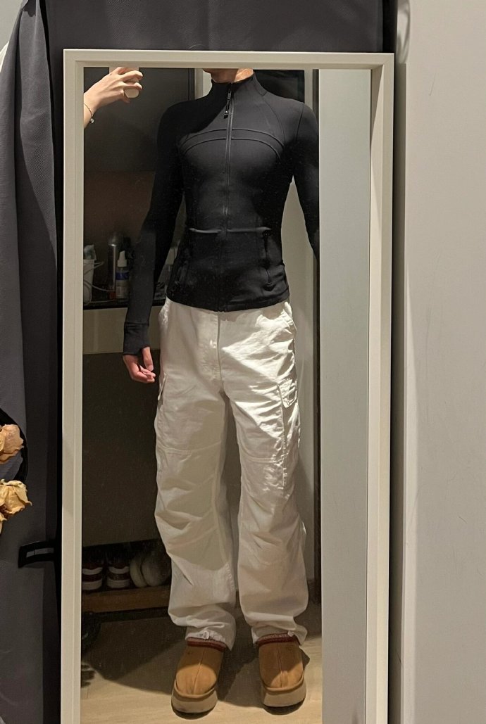 把自己塞进衣服里是男性从未有过的体验