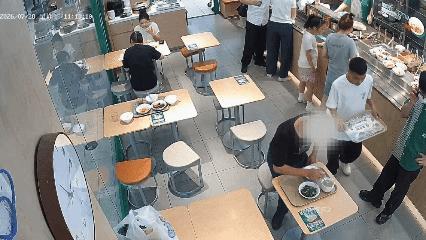 江苏常州，男子严某每回吃完饭，直接撂一句没钱，就在饭店里白吃白喝，前后在34家餐
