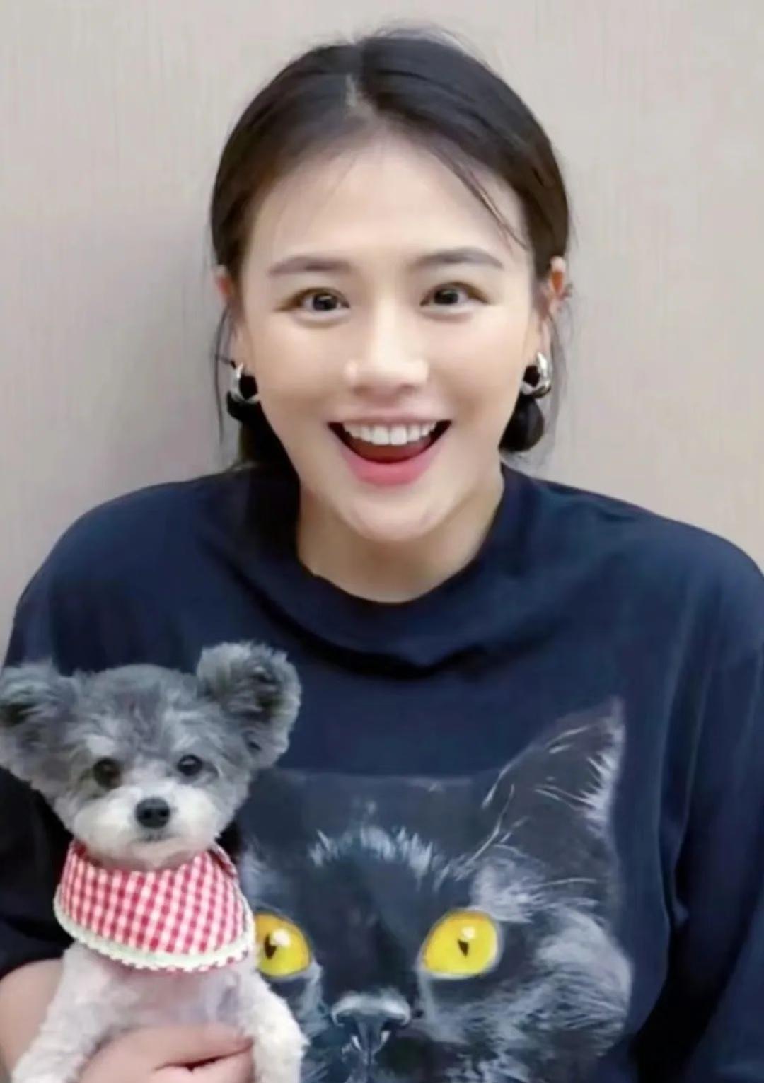 马思纯刚官宣分手，全网都在恭喜她。五年前她形容那个男人“像太阳一样照亮我”，把