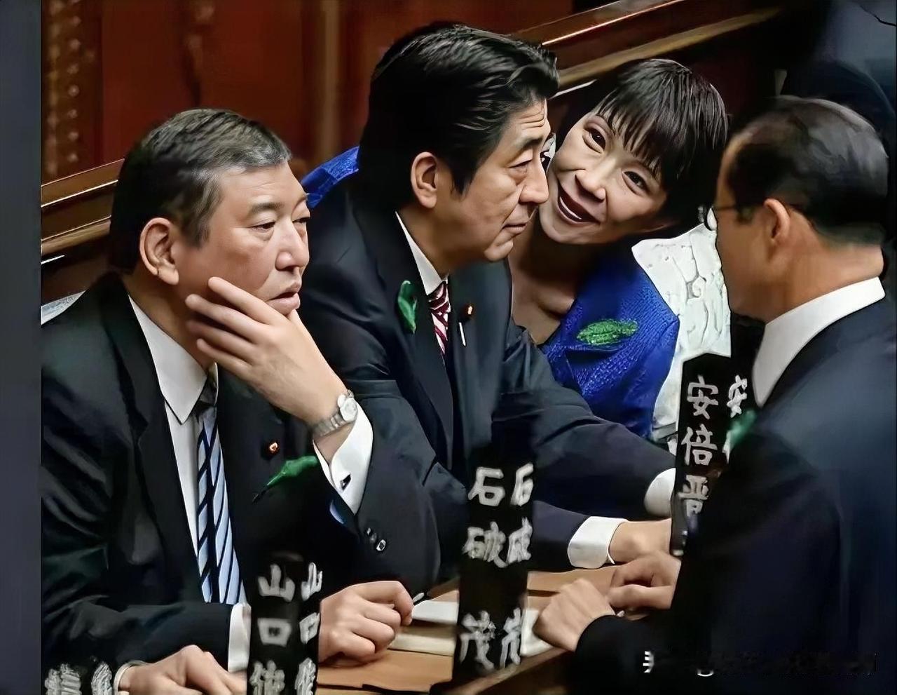 一图就可以看出高市早苗对安倍晋三有多崇拜！