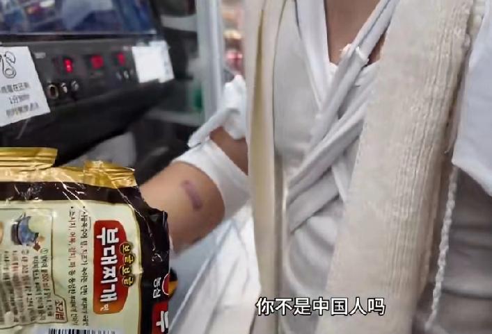 韩国，中国小伙在便利店好心帮助一居住在德国的华裔男孩煮泡面，中国小伙问他：“你是