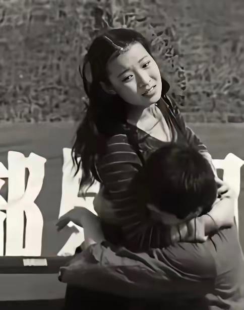 这张老照片看哭了无数国人！​​这张老照片拍摄于1985年的老山前线，一群热血青