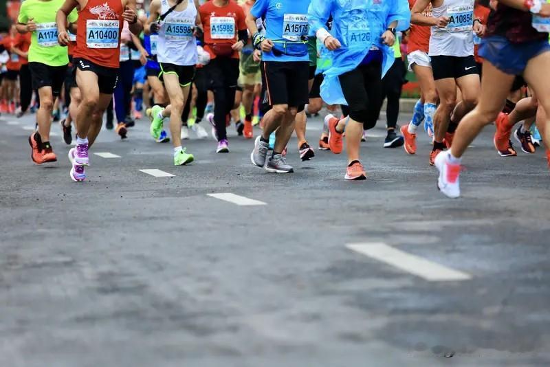 某跑手退赛，本是一件正常的事。不管是受伤了，还是不舒服了。但有人总要找理由为