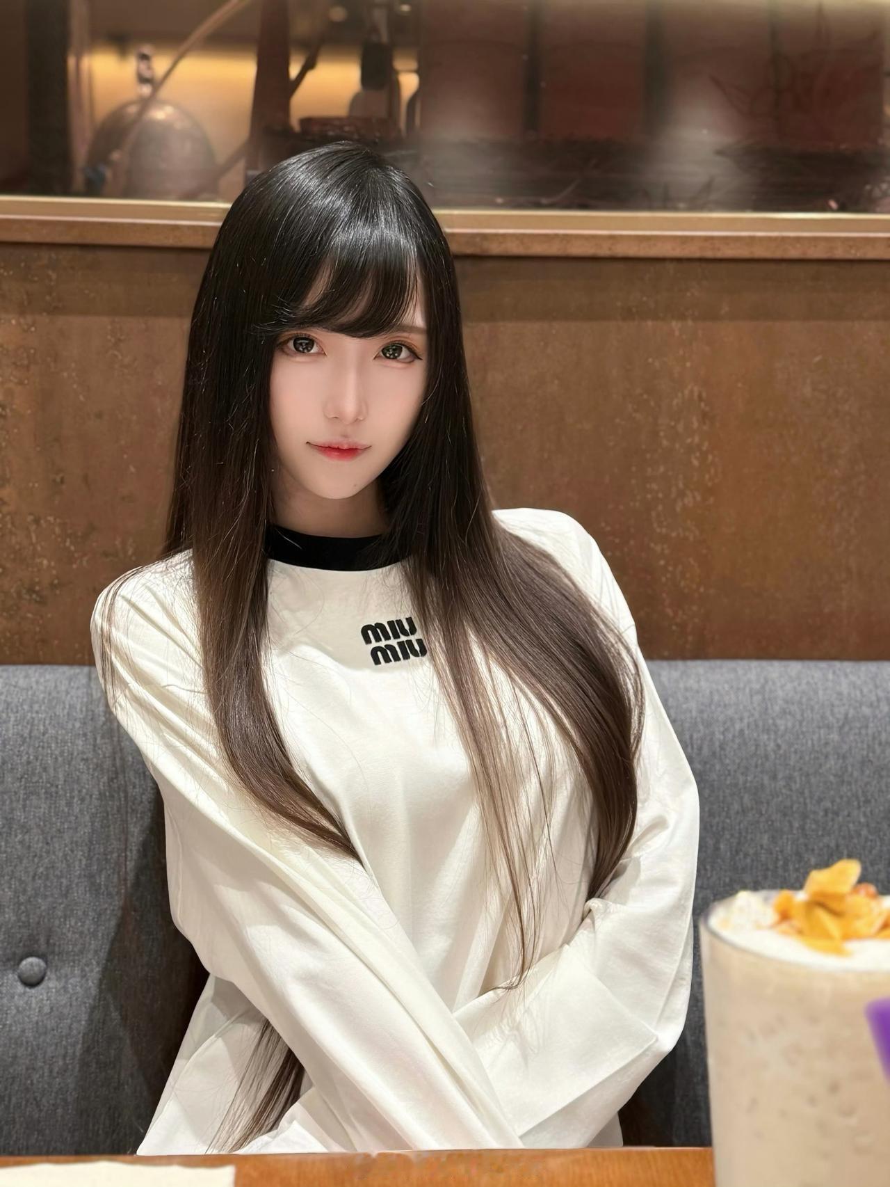 腐团儿也算是互联网的次代网红了吧。其实她的颜值，根本不需要怎么搔首弄姿也不用
