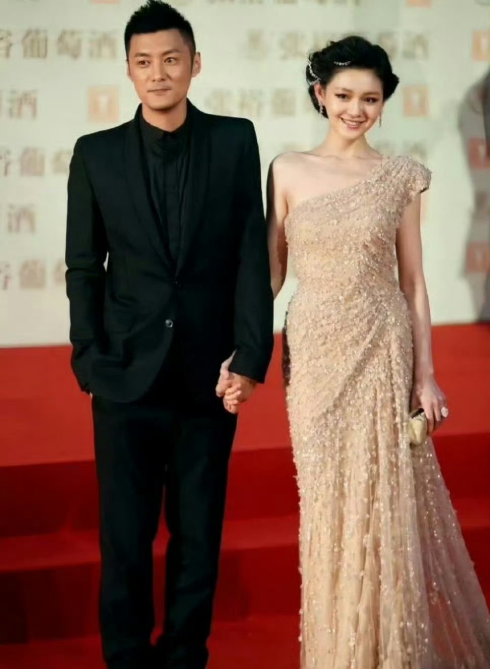 大S的审美果然超前。当年品牌方需要珠宝露出，大S觉得这条高定礼服如果搭配项链会很