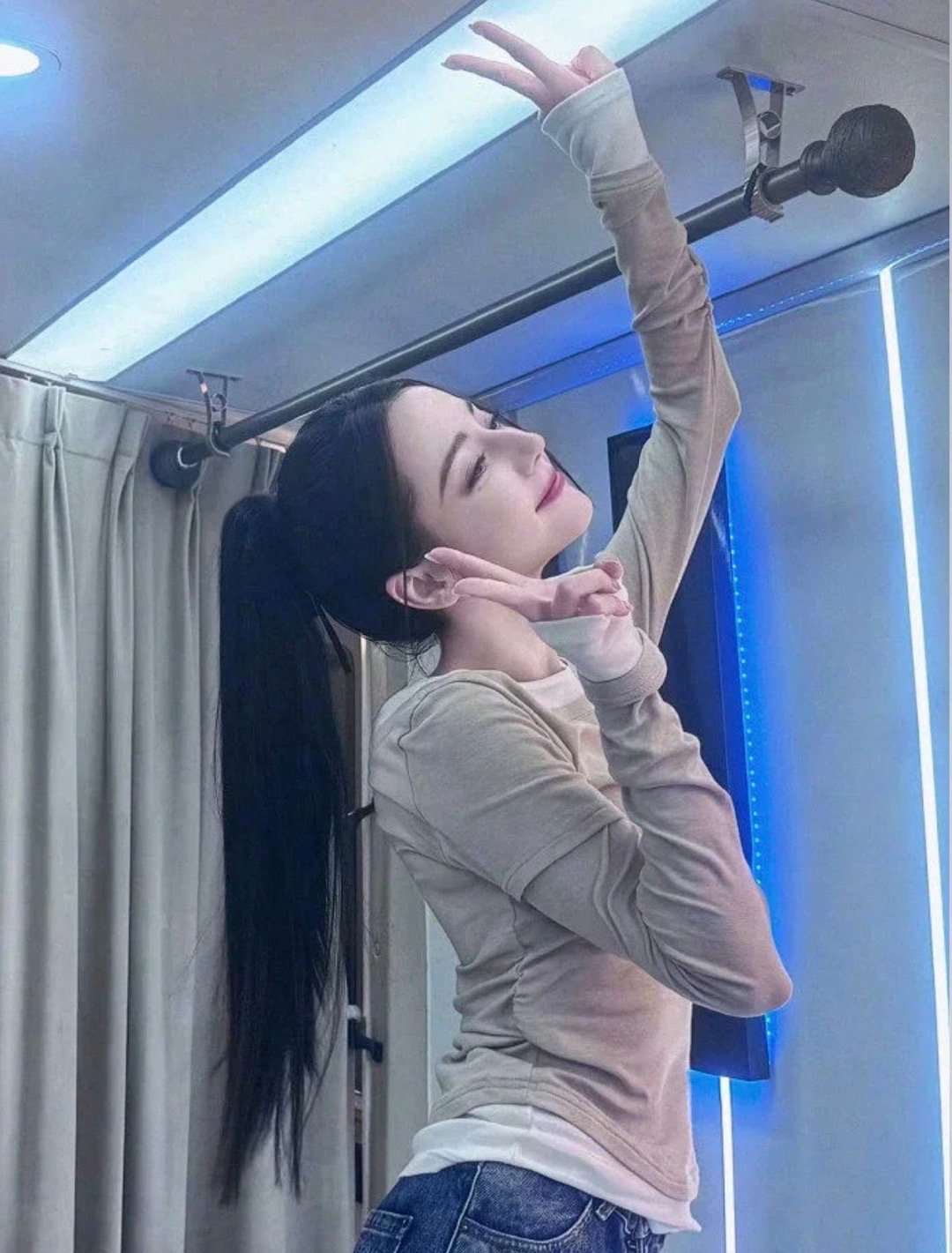 迪丽热巴梳大光明高马尾造型，你觉得如何？​​​