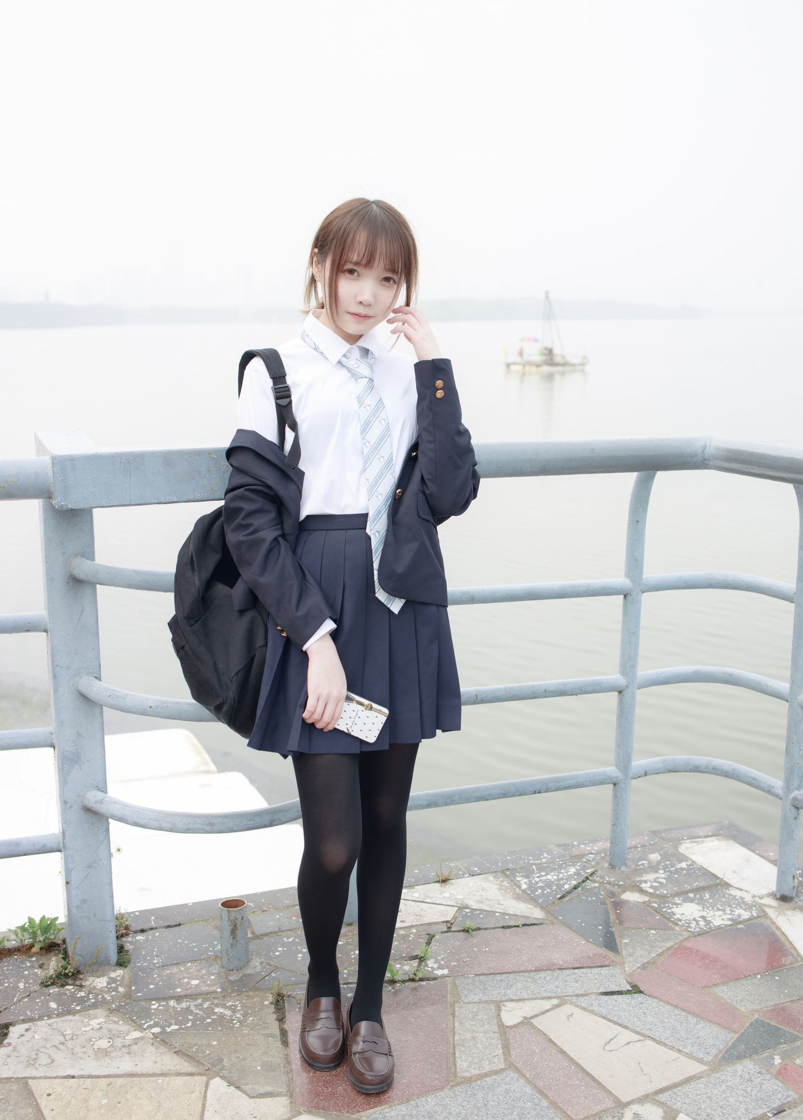 少女感穿搭，白衬衫搭配藏蓝色的西装套裙，简约的搭配穿出减龄的气质