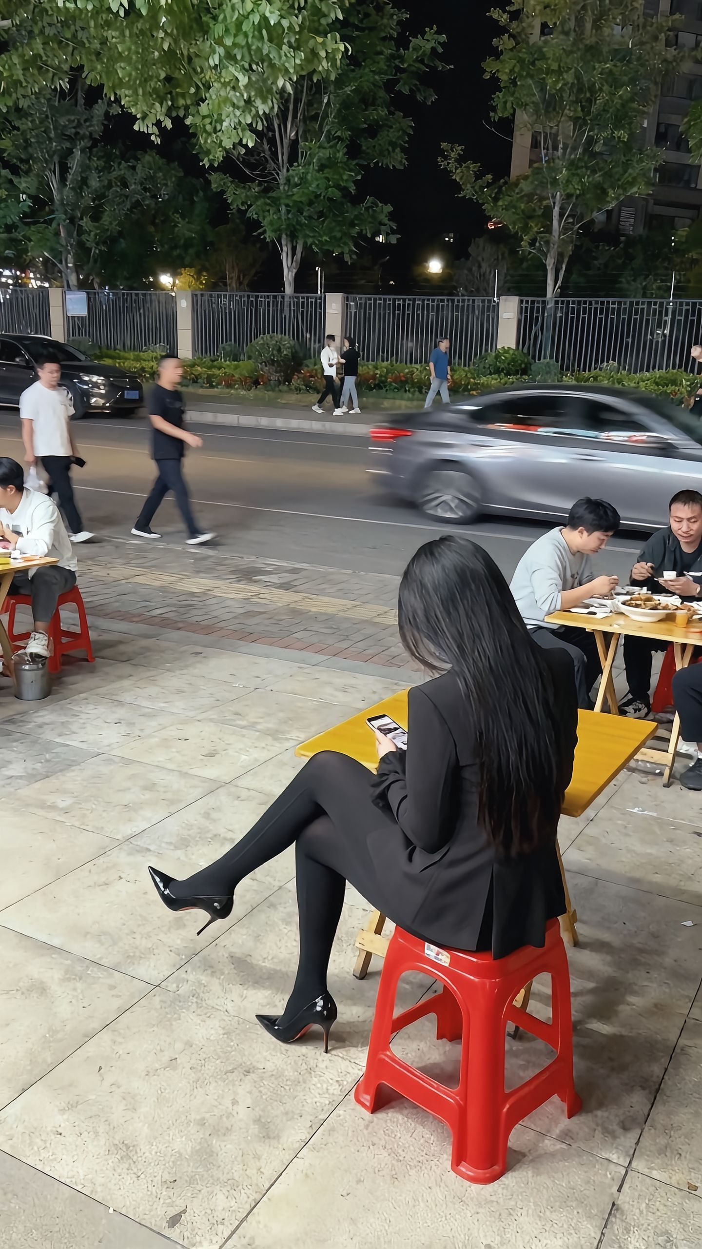 跟喜欢的人吃路边摊也很开心