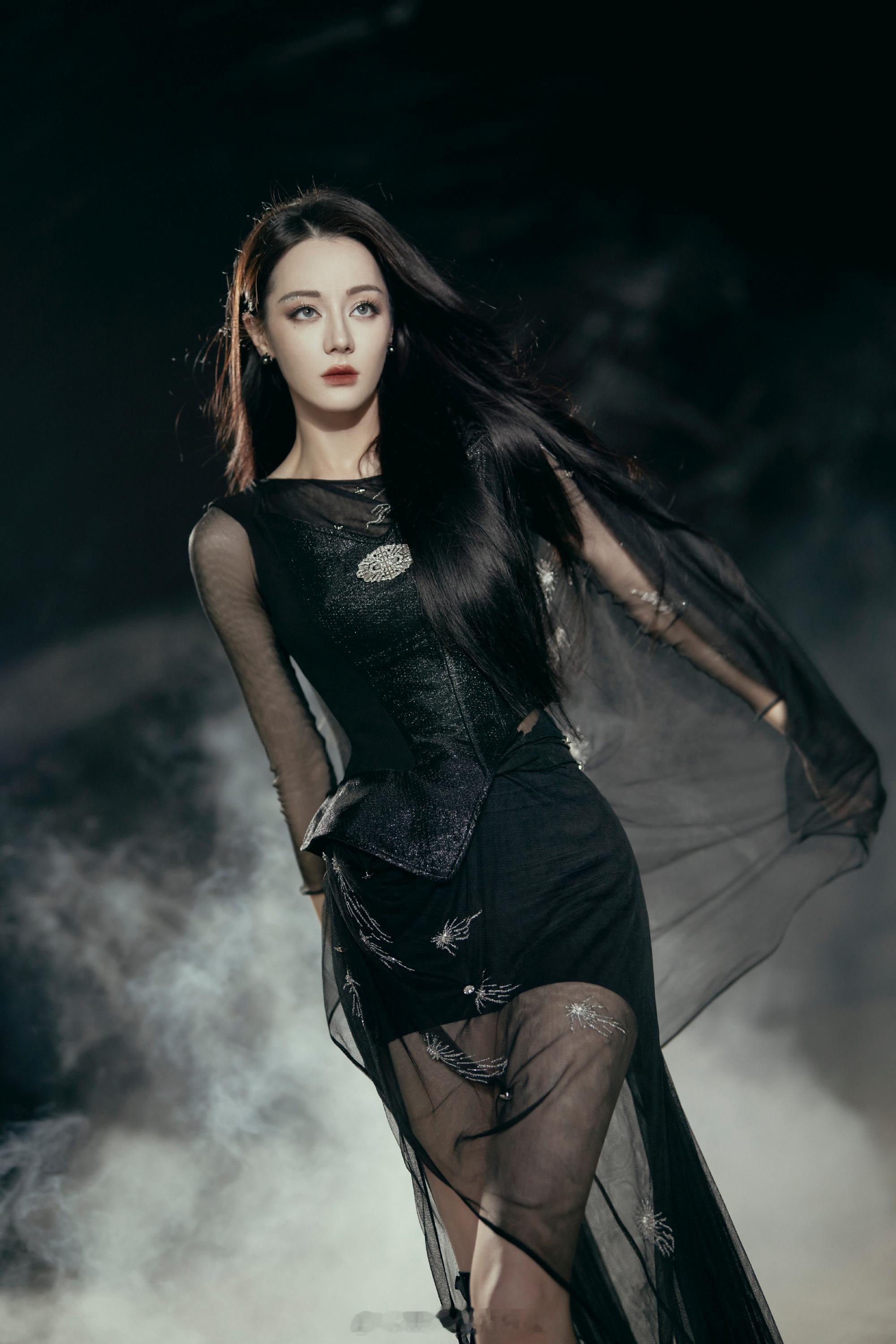 迪丽热巴单腿丝袜穿搭冷酷迷人