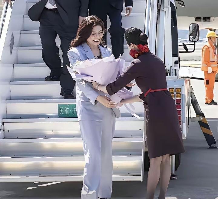 郑丽文非常漂亮，气场十足，也非常接地气，她真是大格局，内外兼修，刻在骨子里的优雅