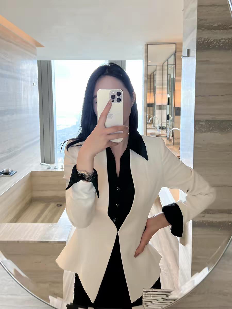 百搭款气质小西装外套。简直是时尚界的宝藏！短款收腰设计能完美展现女性腰部线条、拉