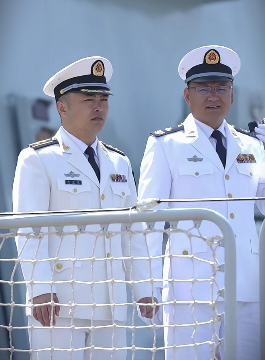 不懂就要问？中校和二级军士长哪个军龄时间长？今天刷到了我们的人民海军，一个中