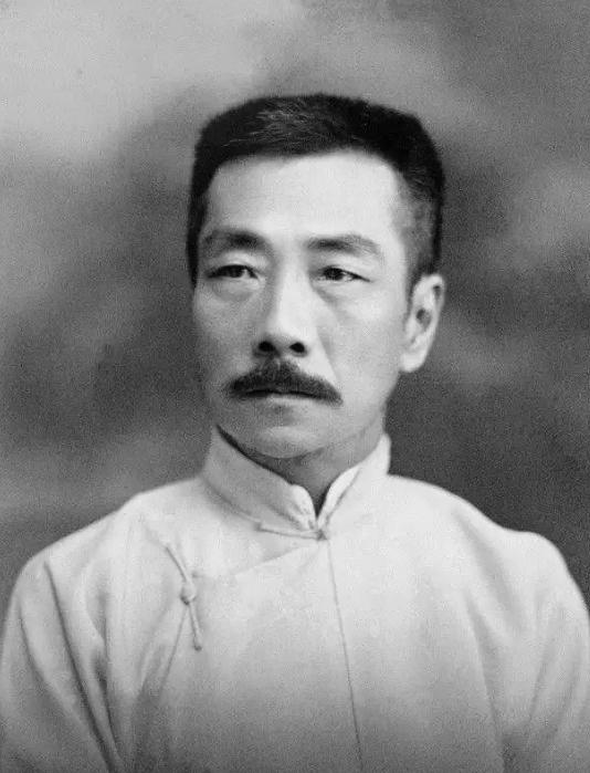 1967年5月6日，周作人下地小解时，突然猝死，他死后，被家属销户，骨灰盒也不认