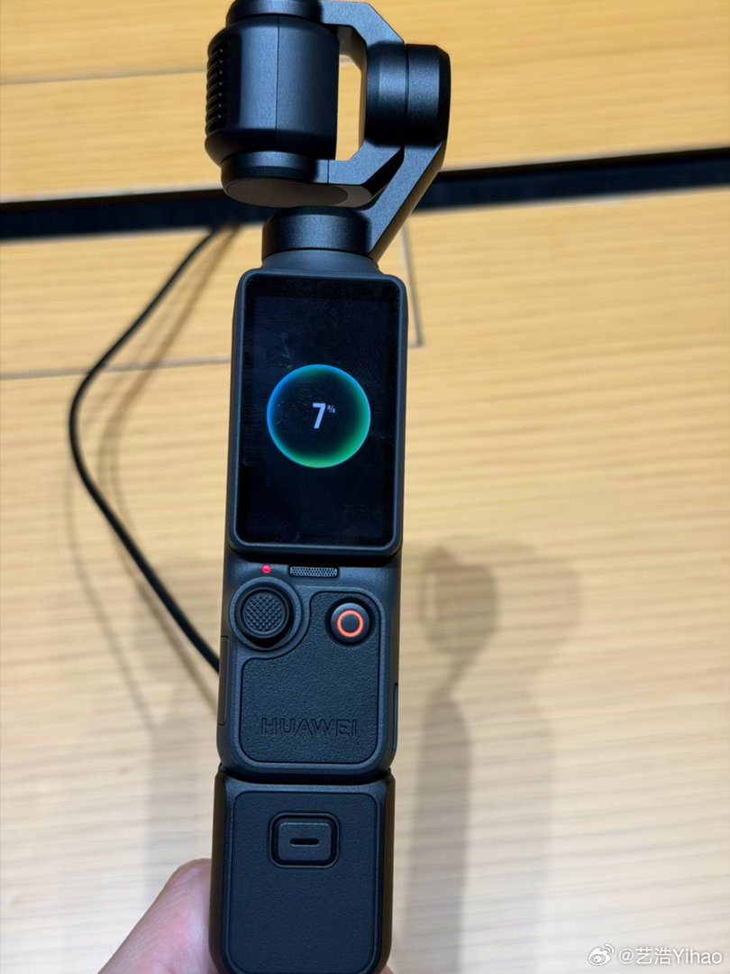 看到真机了，华为牌大疆Pocket4，具体怎么接入鸿蒙生态要明天发布会揭晓了。