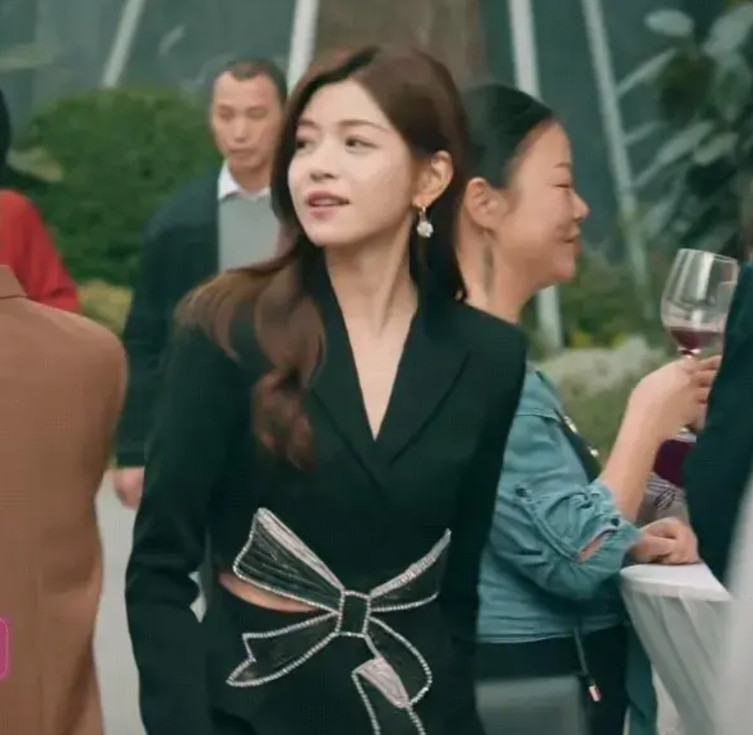 陈妍希与孙俪同穿一件衣服，价值2000+，你更喜欢谁的演绎？在近日开播的都市女