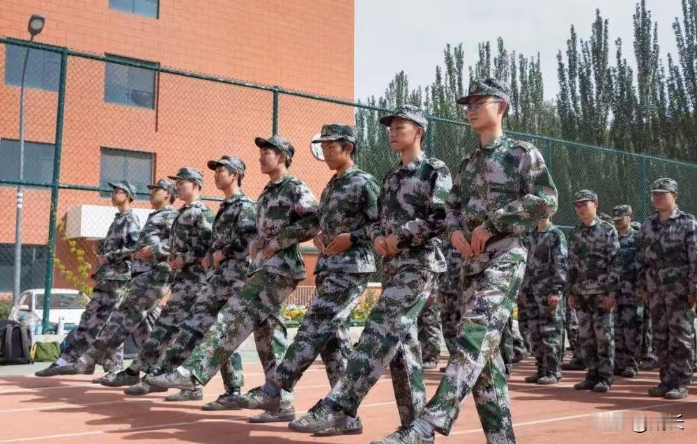 孩子军训前后判若两人，眼神的变化，藏着成长最真实的模样！不少家长发现，孩子刚踏入