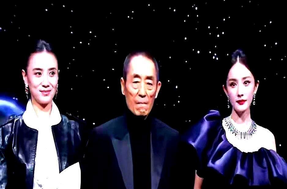 张艺谋一个动作，比任何发言都直白。现场，他直接把身旁的杨幂拨开。然后，对着赵