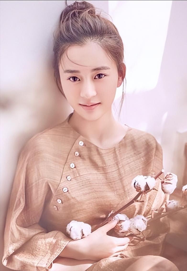 🐰2018年，吴秀波包养了陈昱霖足足7年，之后玩腻了厌倦了，便提出分