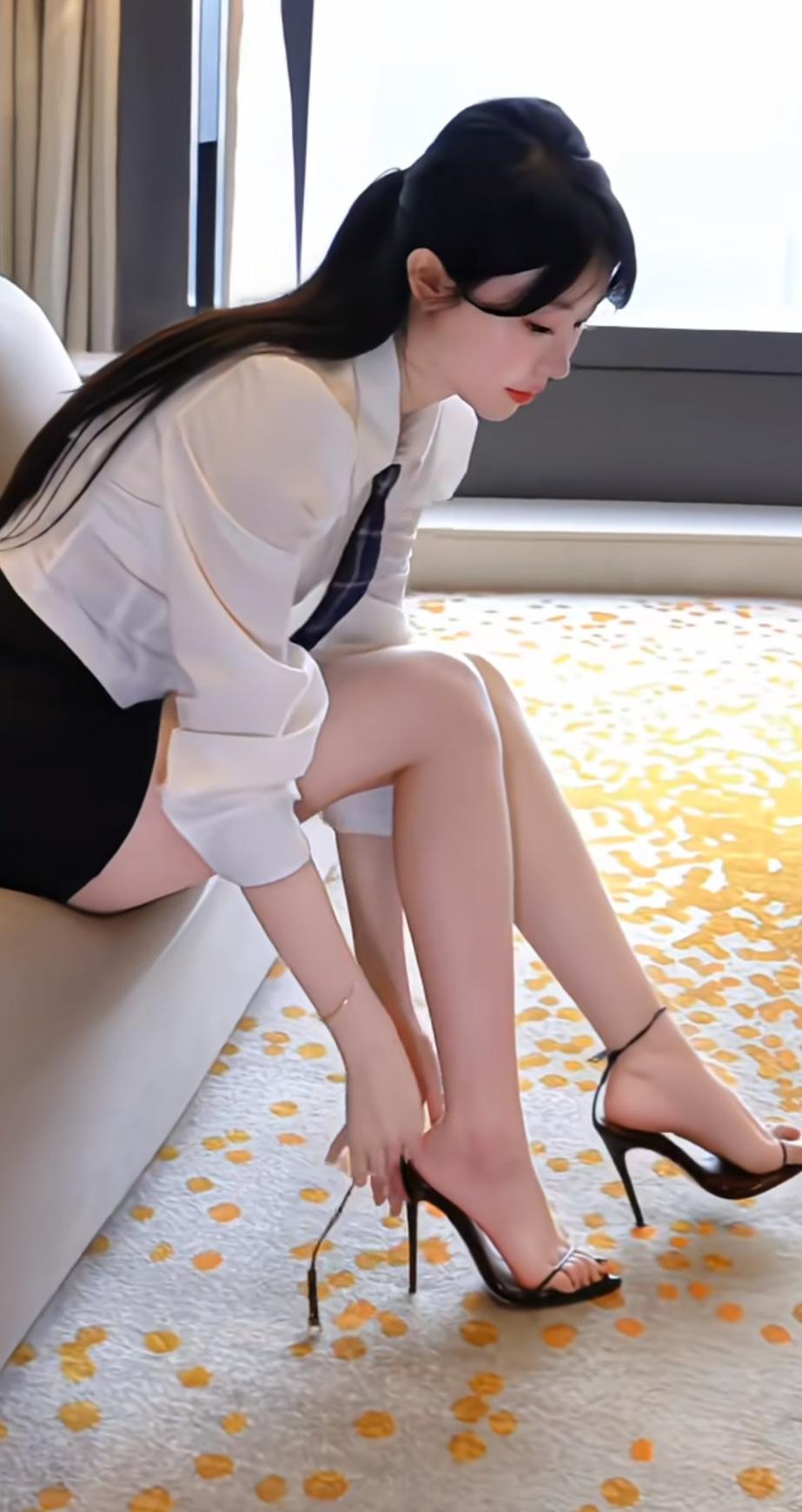 在都市的一隅，白衬衫与黑裙勾勒出干练轮廓，指尖轻触高跟鞋的瞬间，是职场女性对精致